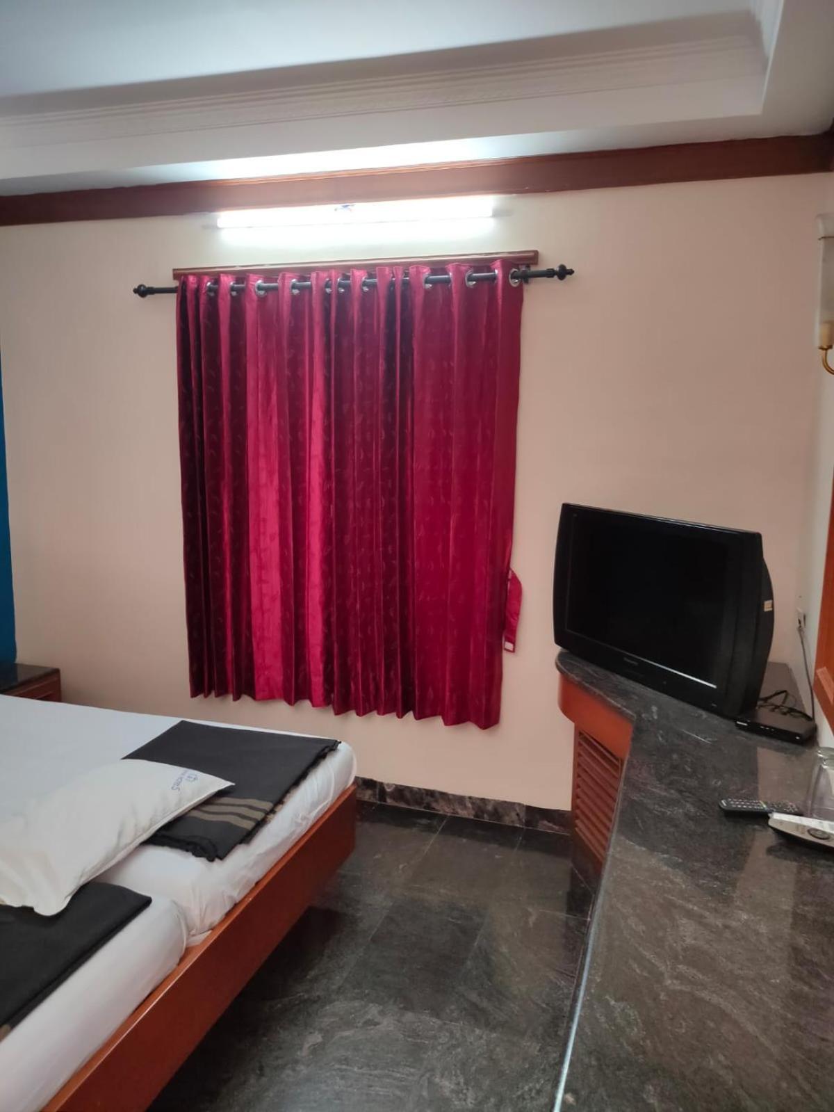 Anjana Hotels Theni Zewnętrze zdjęcie